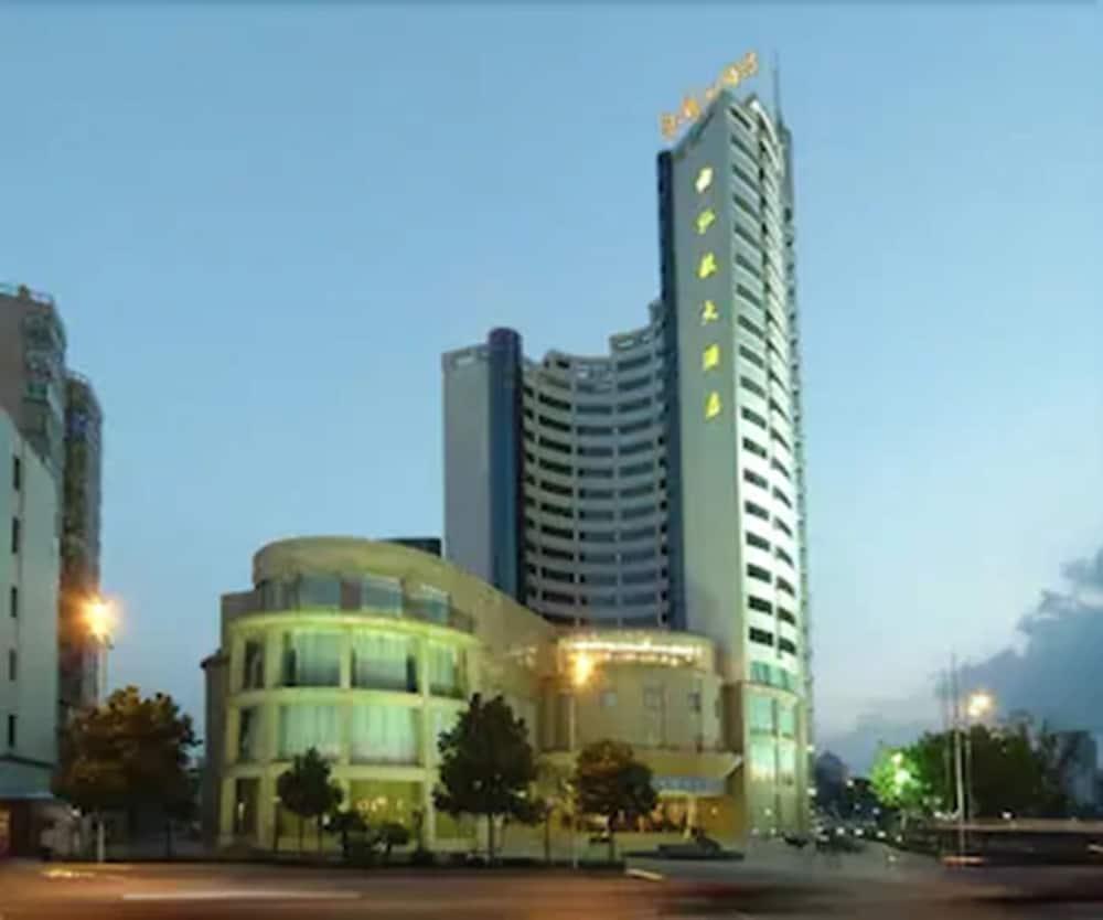 Hongyi Hotel Ухань Екстер'єр фото