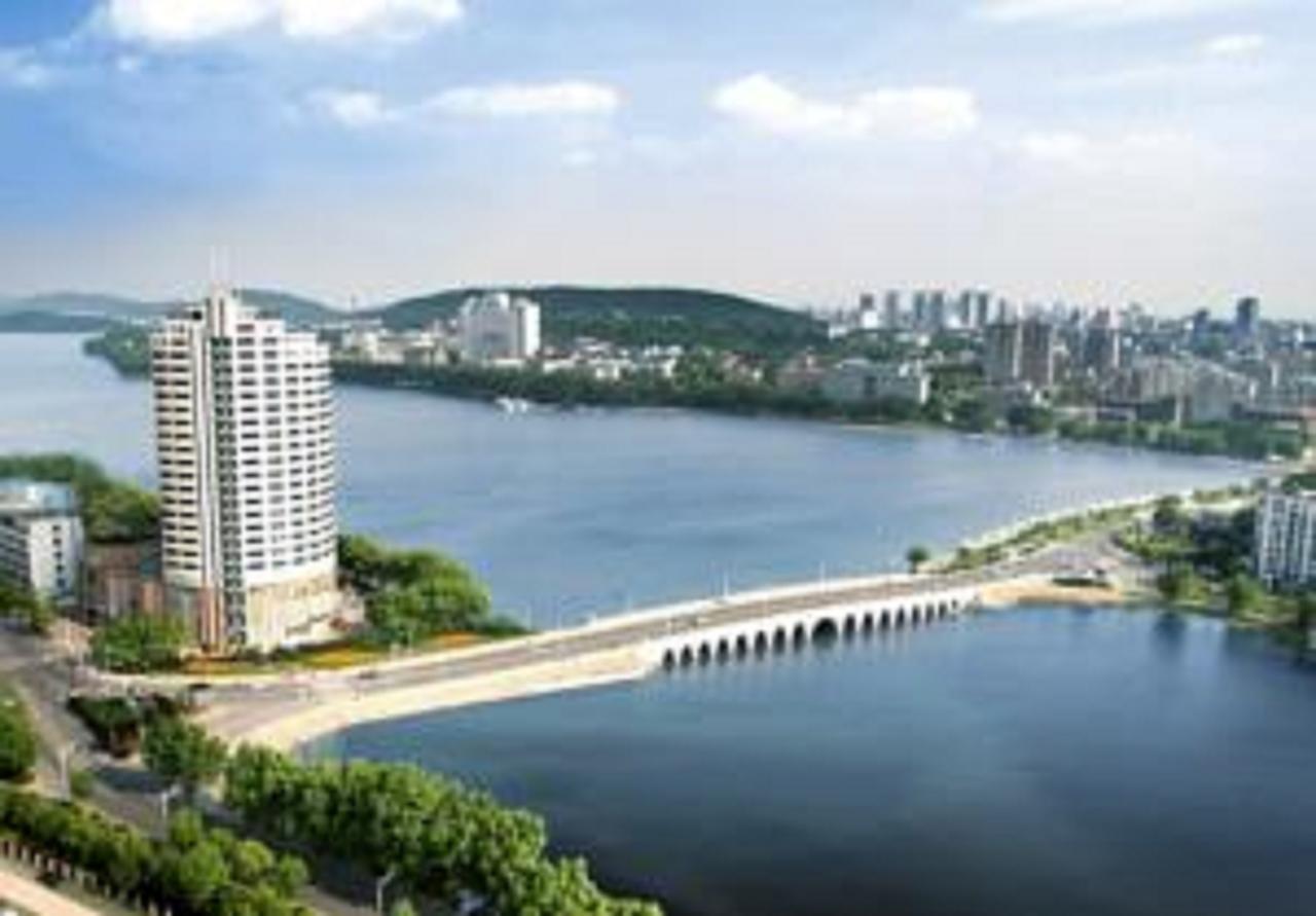 Hongyi Hotel Ухань Екстер'єр фото