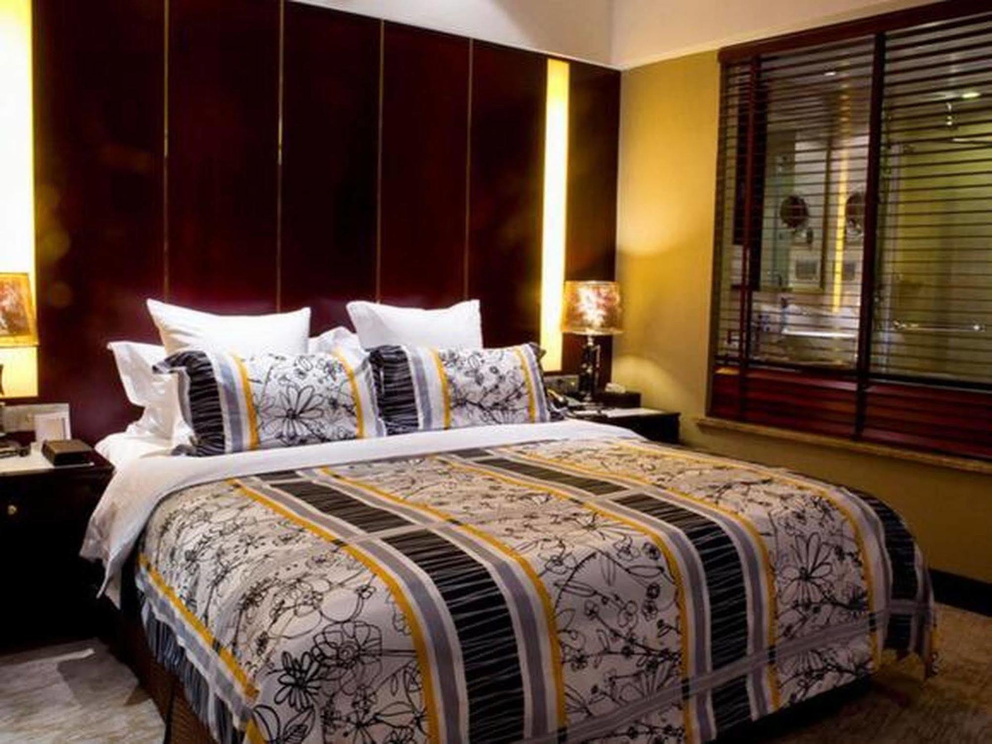Hongyi Hotel Ухань Екстер'єр фото